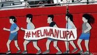 Mural Tragedi Trisakti menghiasi jembatan layang Grogol.