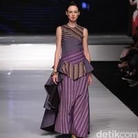 Spous by Priyo Oktaviano Kain Negeri Indonesia Barat. Jakarta Fashion & Food Festival 2016 at Hotel harris. Kelapa Gading. Jakarta. [Foto: Mohammad Abduh/Wolipop]