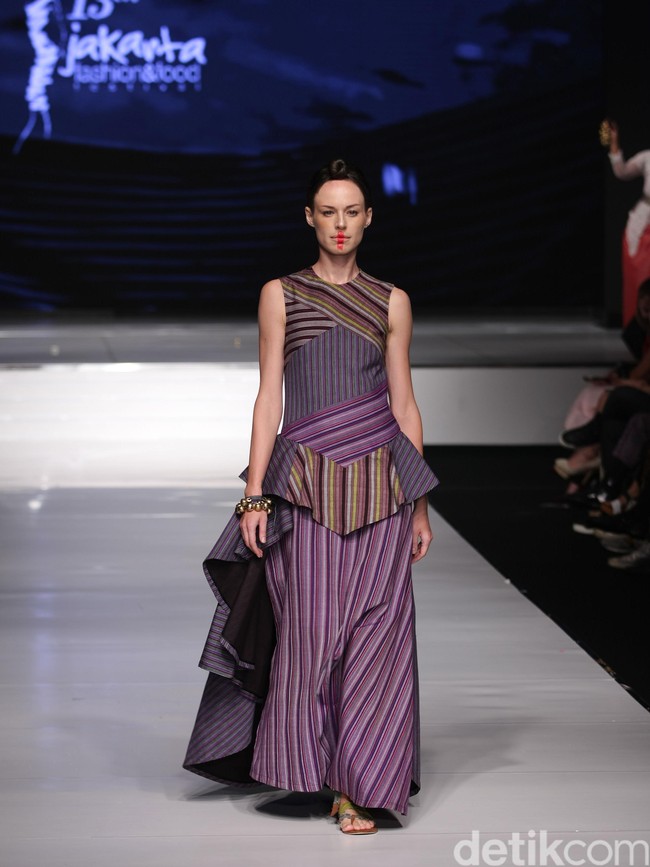 Spous by Priyo Oktaviano Kain Negeri Indonesia Barat. Jakarta Fashion & Food Festival 2016 at Hotel harris. Kelapa Gading. Jakarta. [Foto: Mohammad Abduh/Wolipop]