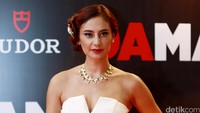 Ia melengkapi penampilannya dengan clutch bag merah menyala.