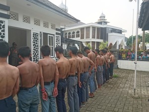 Saat Belasan Pelajar Tawuran Dihukum Bernyanyi Indonesia Raya dan Baca UUD 1945