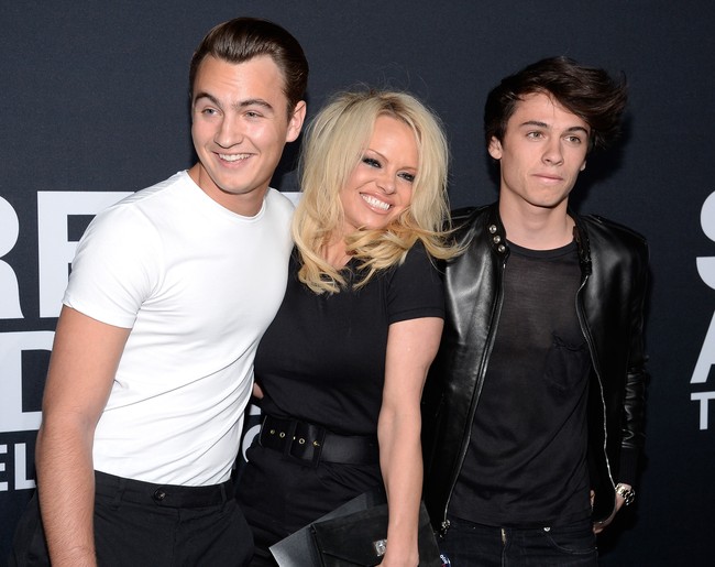 Pamela Anderson adalah seorang aktivis hewan yang terkenal karena kolaborasinya dengan organisasi PETA (People for the Ethical Treatment of Animal). Aktris 51 tahun itu juga seorang vegan. Kedua putranya, Dylan dan Brandon Lee menjalani gaya hidup yang sama dengan ibunya. Mereka berdua juga vegan, tetapi saya tidak pernah memaksakannya pada mereka, jelas mantan bintang serial Baywatch ini. Foto: Kevork Djansezian
