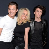 Pamela Anderson adalah seorang aktivis hewan yang terkenal karena kolaborasinya dengan organisasi PETA (People for the Ethical Treatment of Animal). Aktris 51 tahun itu juga seorang vegan. Kedua putranya, Dylan dan Brandon Lee menjalani gaya hidup yang sama dengan ibunya. Mereka berdua juga vegan, tetapi saya tidak pernah memaksakannya pada mereka, jelas mantan bintang serial Baywatch ini. Foto: Kevork Djansezian