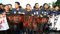 Mereka juga menuntut pemerintah membuka lapangan kerja yang luas dan penuntasan KKN.