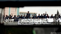 Mahasiswa Trisaksi menggelar aksi demo untuk memperingati tragedi 12 Mei.