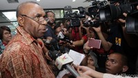 Mantan Wakil Bupati Fakfak, Papua Donatus Nimbitkendik melaporkan Bupati Fakfak, Papua, Mohammad Uswanas terkait dugaan kasus korupsi pengadaan sound system dan panggung ringging pada acara HUT Kabupaten Fakfak ke-113.