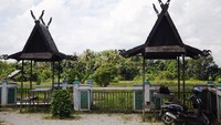 Keseluruhannya masih murni berbahan kayu ulin dengan sekali rehab ditahun 90-an.