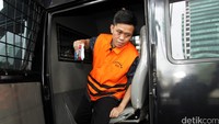 Fahri Nurmallo keluar mobil tahanan saat tiba di gedung KPK.