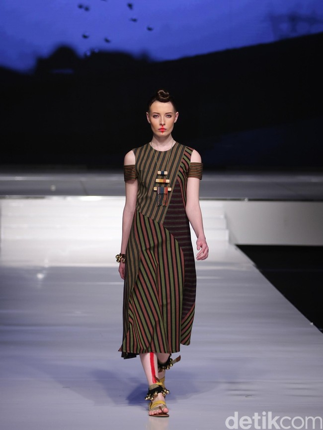 Spous by Priyo Oktaviano Kain Negeri Indonesia Barat. Jakarta Fashion & Food Festival 2016 at Hotel harris. Kelapa Gading. Jakarta. [Foto: Mohammad Abduh/Wolipop]