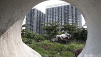 Jalan ini juga menjadi akses masuk ke kompleks apartemen di kawasan tersebut.