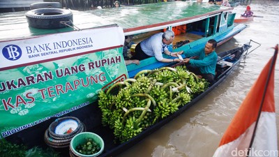 Peredaran dan Penukaran Uang di Pasar Terapung