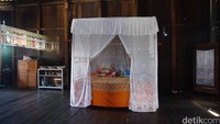 Menurut pemiliknya, rumah adat ini dibangun oleh pemilik awalnya sepasang suami istri HM Arif dan Hj Fatimah pada 1811. Jadi, sekarang rumah itu sudah berusia 205 tahun dan masih tampak kokoh tanpa kerusakan yang berarti.