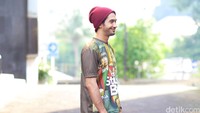 Reza mengubah total penampilannya untuk film tersebut.