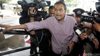 Fahmi Idris memasuki gedung KPK.