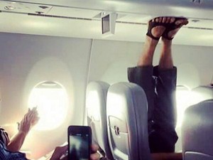 Kelakuan Buruk Turis China, Kaki Ditaruh di Meja Lipat Pesawat