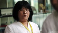 Miarni menunggu dipanggil penyidik di ruang tunggu KPK.