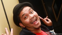 Bekti tak pernah kehabisan gaya untuk berpose. Pool/Gus Mun/detikFoto.