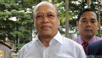 Mantan Ketua DPRD Riau Johar Firdaus diperiksa sebagai tersangka kasus dugaan suap pembahasan RAPBD Tahun Anggaran 2014 dan 2015.