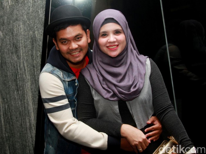 Indra Bekti dan Istri Indra Bekti dan istri di acara perilisan official trailer dan poster film 'Jilbab Traveler: Love Sparks in Korea' di kantor Rapi Films, kawasan Cikini, Jakarta Pusat.