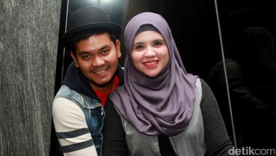 Kemesraan Indra Bekti dan Istri