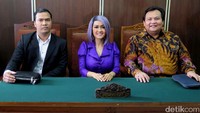 Jupe tampil dengan rambut wig berwarna ungu dan busana yang juga berwarna ungu.