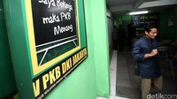 Sandiaga meninggalkan DPW KKB usai menyerahkan formulir pendaftaran.