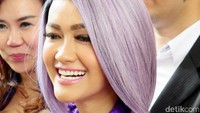 Ia terlihat sumringah setelah divonis cerai dari Gaston Castano.