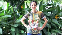 Ibu satu anak tersebut tersenyum manis saat berpose di depan kamera.
