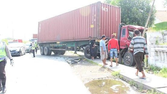 Truk Trailer Tabrak Pagar Rumah Warga, Satu Orang Luka