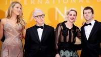 Kristen berpose dengan Blake Lively, Jesse Eisenberg dan  sutradara film Cafe Society, Woody Allen di Palais des Festivals, Cannes, Prancis, Rabu (11/5/2016) waktu setempat. Andreas Rentz/Getty Images/detikFoto.