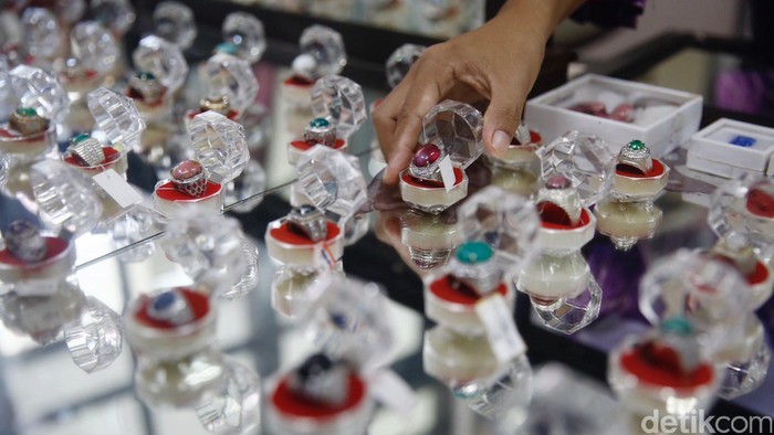 Pusat Informasi Pariwisata dan Penggosokan Intan (PIPPI) Martapura, Kalimantan Selatan, menjadi salah satu objek wisata dimana pengunjung bisa melihat proses penggosokan intan.