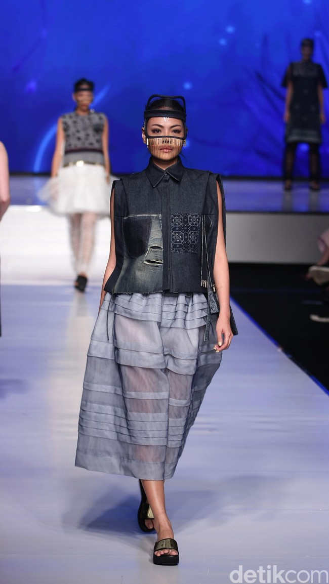 Didi budiarjo Kain Negeri Indonesia Barat. Jakarta Fashion & Food Festival 2016 at Hotel harris. Kelapa Gading. Jakarta. [Foto: Mohammad Abduh/Wolipop]