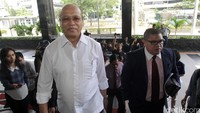 Johar tampak didampingi pengacaranya Razman Arif Nasution.