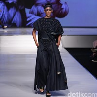 Didi budiarjo Kain Negeri Indonesia Barat. Jakarta Fashion & Food Festival 2016 at Hotel harris. Kelapa Gading. Jakarta. [Foto: Mohammad Abduh/Wolipop]