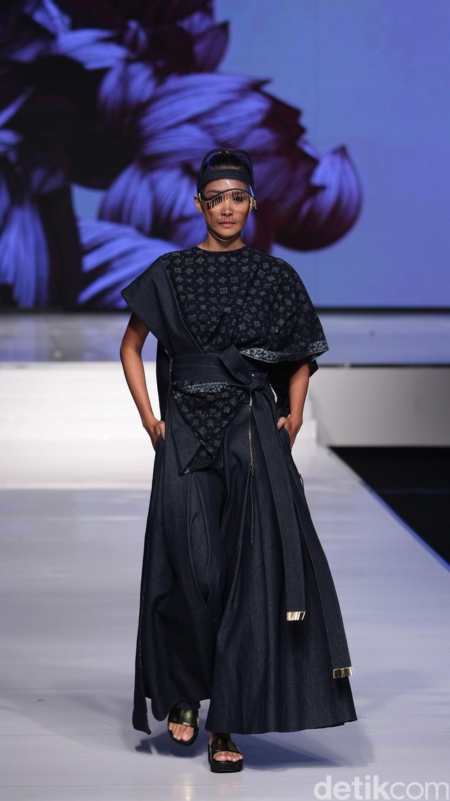 Didi budiarjo Kain Negeri Indonesia Barat. Jakarta Fashion & Food Festival 2016 at Hotel harris. Kelapa Gading. Jakarta. [Foto: Mohammad Abduh/Wolipop]