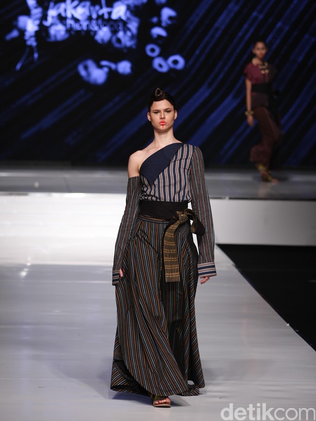 Spous by Priyo Oktaviano Kain Negeri Indonesia Barat. Jakarta Fashion & Food Festival 2016 at Hotel harris. Kelapa Gading. Jakarta. [Foto: Mohammad Abduh/Wolipop]