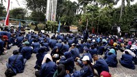 Mahasiswa melakukan peringatan di depan Monumen Tragedi 12 Mei.