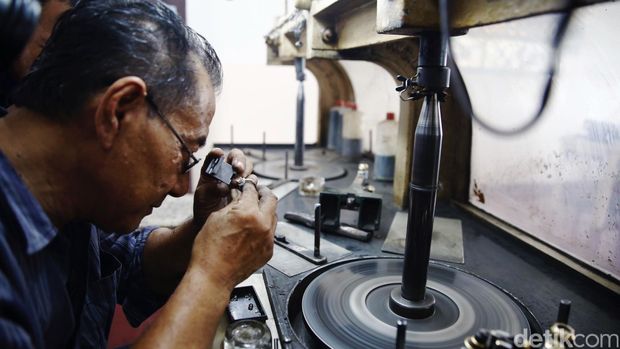 Pusat Informasi Pariwisata dan Penggosokan Intan (PIPPI) Martapura, Kalimantan Selatan, menjadi salah satu objek wisata dimana pengunjung bisa melihat proses penggosokan intan.