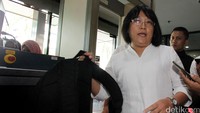 Miarni melewati metal detector saat masuk ke gedung KPK.