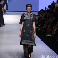 Didi budiarjo Kain Negeri Indonesia Barat. Jakarta Fashion & Food Festival 2016 at Hotel harris. Kelapa Gading. Jakarta. [Foto: Mohammad Abduh/Wolipop]