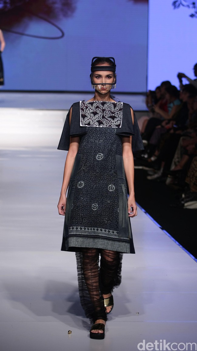 Didi budiarjo Kain Negeri Indonesia Barat. Jakarta Fashion & Food Festival 2016 at Hotel harris. Kelapa Gading. Jakarta. [Foto: Mohammad Abduh/Wolipop]