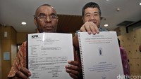 Donatus didampingi oleh Direktur LSM Nasional Pasti Indonesia, Susanto.