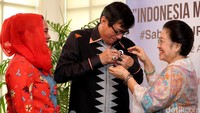 Megawati (kanan) memberi pin dukungan pengesahan UU Penghapusan Kekerasan Seksual kepada Menteri Hukum dan HAM Yasonna Laoly (tengah) disaksikan anggota DPR Dwi Ria Latifa (kiri).