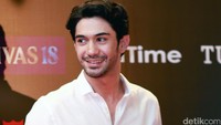 Reza tetap kece dengan gaya kasualnya.