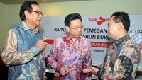 Dirut PT Bank Dinar Indonesia Tbk Hendra Lie berbincang dengan Pemegang Saham Nio Yantony dan Komisaris Utama Syaiful Amir sebelum RUPS.