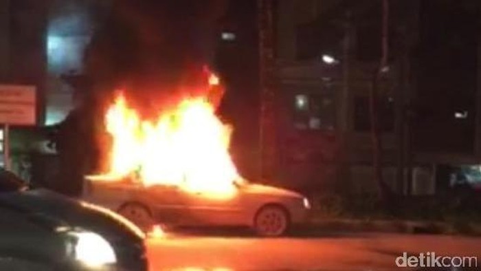 Mobil Sedan Terbakar di Gerbang Tol Pasteur Bandung