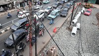 Adanya proyek ini, membuat akses pejalan kaki terganggu, karena trotoar menghilang.