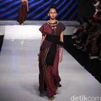 Spous by Priyo Oktaviano Kain Negeri Indonesia Barat. Jakarta Fashion & Food Festival 2016 at Hotel harris. Kelapa Gading. Jakarta. [Foto: Mohammad Abduh/Wolipop]