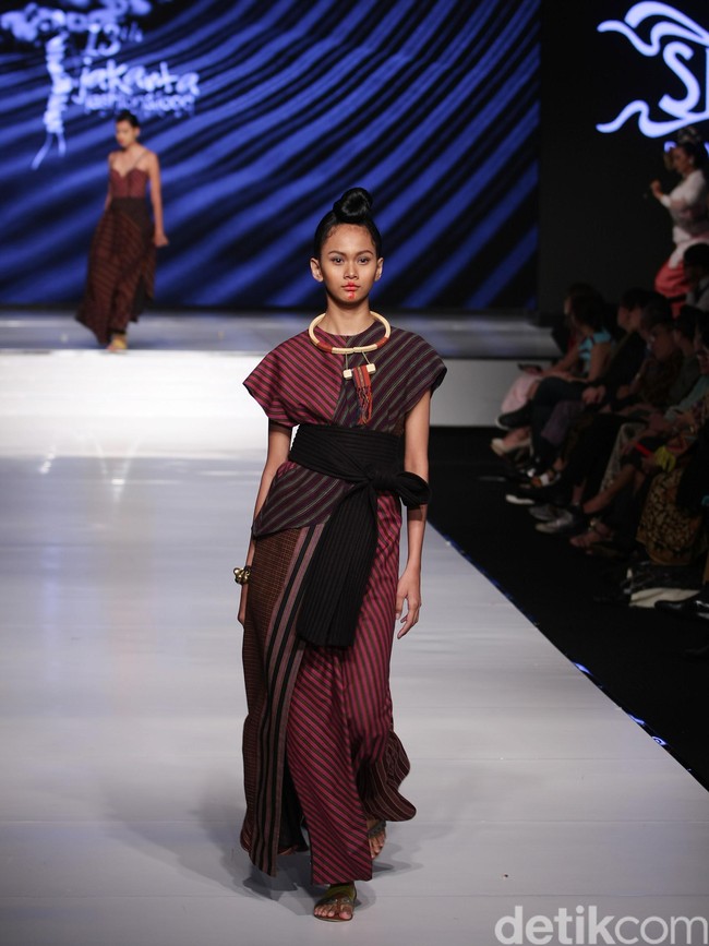 Spous by Priyo Oktaviano Kain Negeri Indonesia Barat. Jakarta Fashion & Food Festival 2016 at Hotel harris. Kelapa Gading. Jakarta. [Foto: Mohammad Abduh/Wolipop]