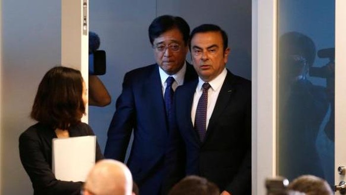 Carlos Ghosn (R), Chairman and CEO of the Renault-Nissan Alliance, and Mitsubishi Motors Corp.s Chairman and CEO Osamu Masuko arrive at their joint news conference in Yokohama, Japan, May 12, 2016.
REUTERS/THOMAS PETER